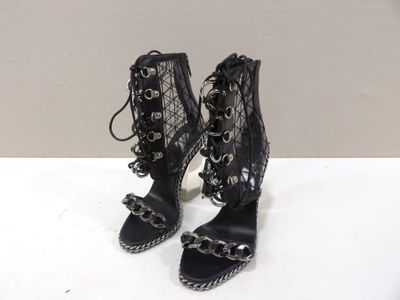 une paire de chaussures noires à talons hauts ornées de chaînes