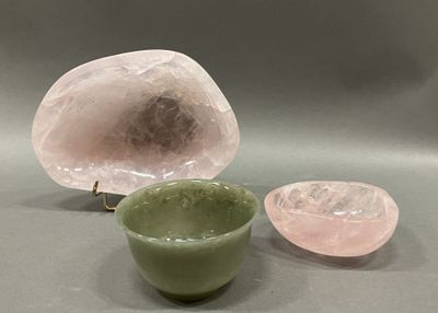 a green bowl and a pink bowl sitting next to each other