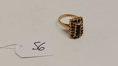Gros plan sur une bague en or portant une étiquette