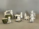 de nombreuses figurines posées sur une table