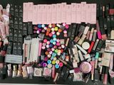 une photo d'une table recouverte de produits de maquillage et de beauté