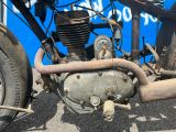 un gros plan d'une moto garée dans la rue