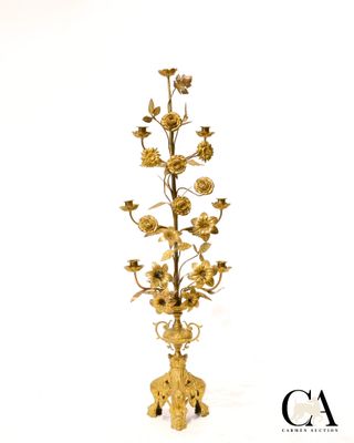 une image représentant un grand arbre en métal doré orné de fleurs