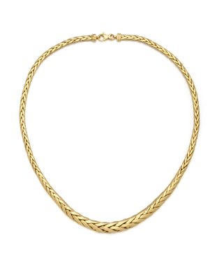 un collier en or avec un motif tressé sur fond blanc