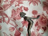une statue représentant une femme debout sur une table