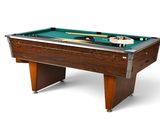La table de billard est en bois et recouverte d'un tapis vert.