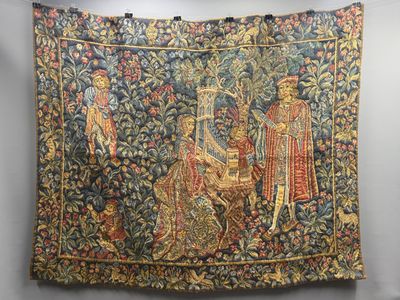 une tapisserie accrochée au mur d'une pièce