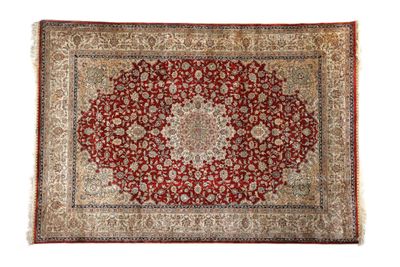 un tapis rouge orné d'un médaillon