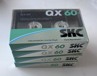 trois cassettes empilées les unes sur les autres sur une table