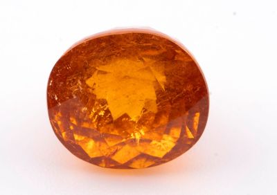 gros plan d'une pierre de saphir jaune sur une surface blanche