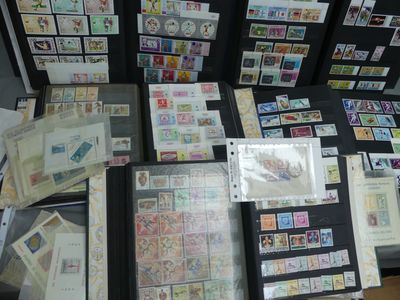 de nombreux types de timbres différents exposés sur une table