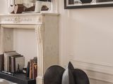 un salon avec une cheminée et une télévision accrochée au mur