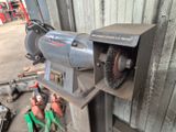 une image d'une machine servant à meuler du métal