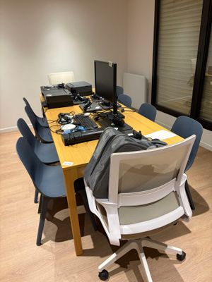 une table sur laquelle se trouvent un ordinateur portable et un ordinateur portable