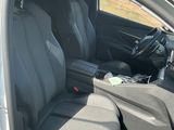 l'intérieur d'une voiture, avec la portière ouverte et les sièges rabattus