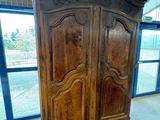 une grande armoire en bois au milieu d'une pièce