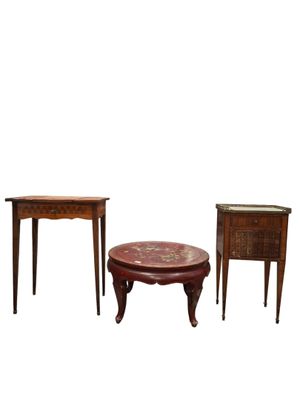 trois meubles, à savoir une table basse, une table d'appoint et un tabouret