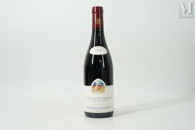 une bouteille de vin posée sur une table