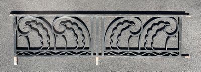 Barrière en fer forgé à décor de vagues stylisés - Photo 1