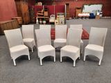 six chaises de salle à manger en osier blanc disposées en cercle dans une pièce