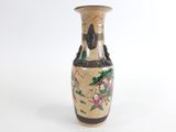 un vase posé sur une surface blanche