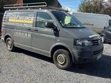 une camionnette garée dans un parking