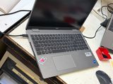 deux ordinateurs portables posés sur une table