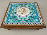 une boîte bleue et blanche ornée d'un oiseau et de fleurs