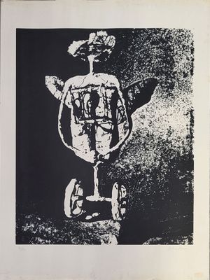 une image représentant une photo en noir et blanc d'un homme sur un scooter