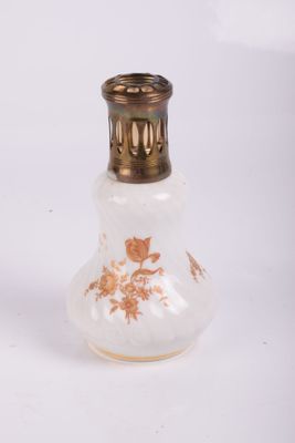 un petit vase en verre orné d'un motif doré