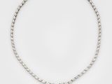 un collier en diamant et or blanc orné d'un pendentif en forme de larme