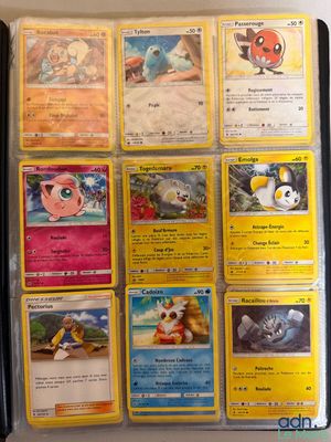 beaucoup de cartes pokemon sur la table