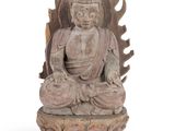 l'image d'une statue représentant une personne assise en position de lotus