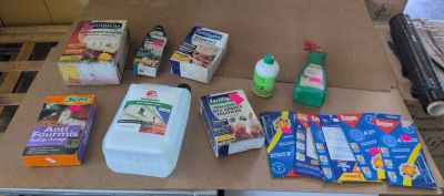 de nombreux articles qui sont posés sur la table, prêts à être emballés