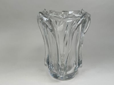 un vase en verre posé sur une table