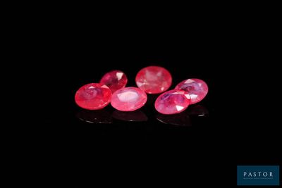 une paire de saphirs roses sur un fond noir