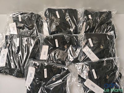 de nombreux sacs contenant des vêtements noirs emballés dans du plastique