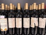 de nombreuses bouteilles de vin sur une étagère dans un magasin