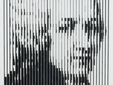 une photo en noir et blanc du visage d'un homme d'où partent des lignes