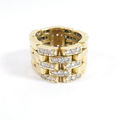 une image représentant une bague en or sertie de cinq rangées de diamants
