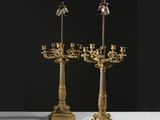 une paire de chandeliers anciens en laiton ornés d'oiseaux