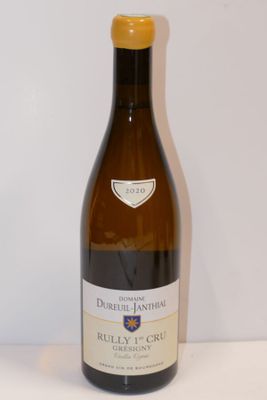 une bouteille de vin posée sur une table