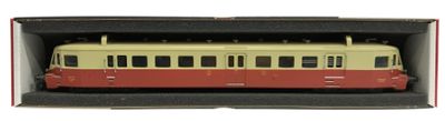 un train rouge et jaune dans une boîte, sur fond blanc