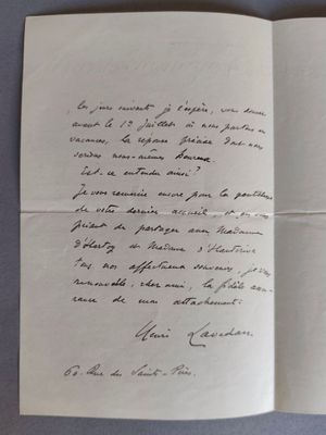 un gros plan d'un morceau de papier sur lequel on a écrit