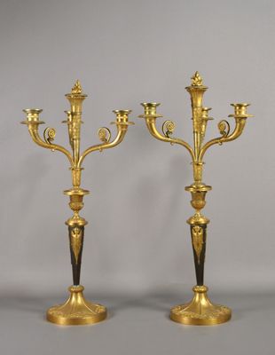 paire de candélabres anciens en laiton avec bougeoirs