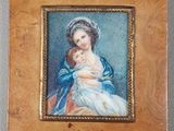 une vieille photo d'une femme tenant un bébé dans ses bras