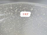 un gros plan d'un bol d'eau sur lequel est collée une étiquette