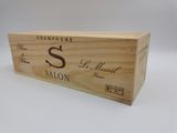une boîte en bois avec un logo sur le côté