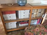 une bibliothèque sur laquelle est posé un vase bleu