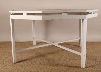 une image représentant une table blanche sur laquelle est posé un plateau